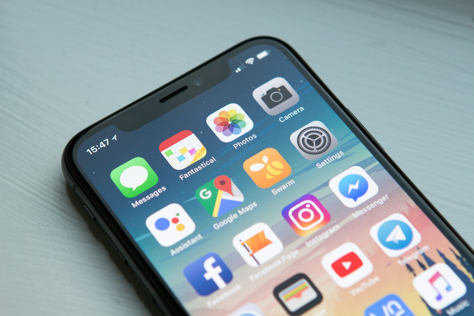 Celular com aplicativos de mensagem